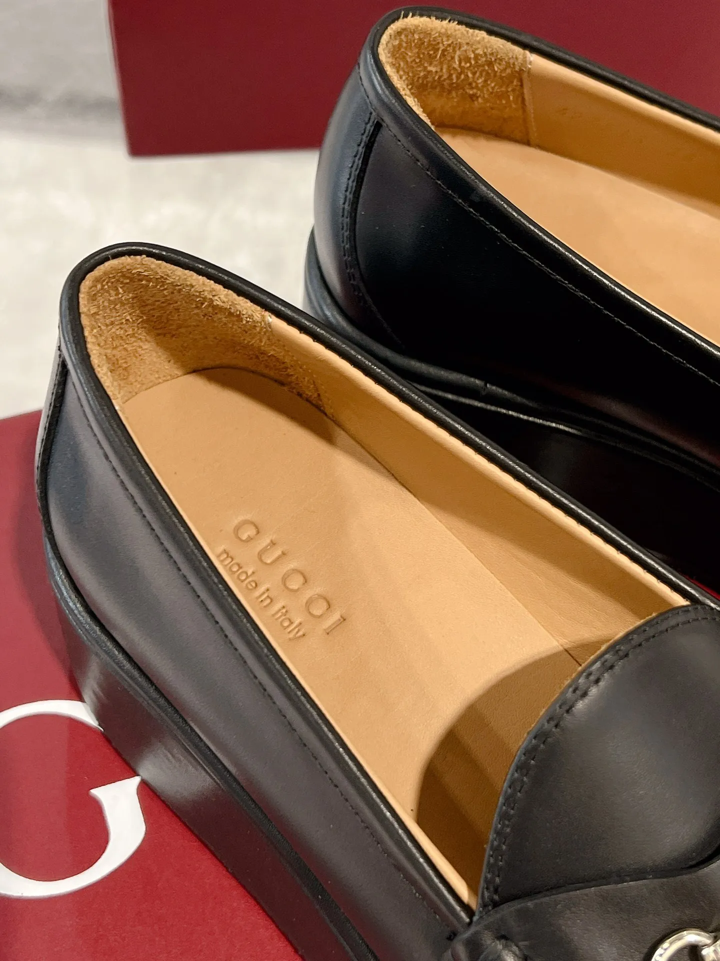 👟👟Ex-factory price 640👟👟 Leather surface 💰Gucci’s latest women’s horsebit wedge loafers ❗️❗️ Original purchase, development and production. The brand’s classic elements inject timeless style into this exquisite horsebit loafer. Glossy leather is paired with light gold-tone hardware. Wedge detailing adds a personal touch to a classic style. Original customized cowhide. Original customized soft sheepskin lining. Original molded leather with rubber outsole. Bottom thickness: 2.5CM in the front and 5cm in the back. Number of yards: 35-41 (custom-made 40 and 41 are non-refundable)
